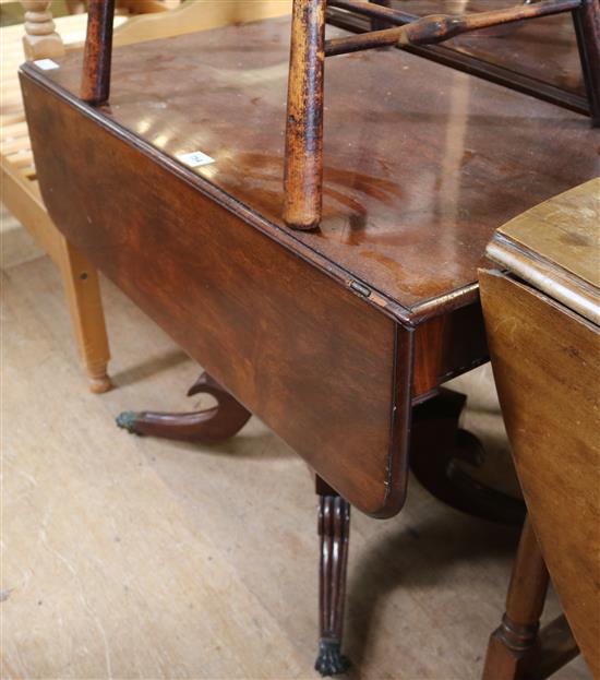 Georgian mahogany Pembroke table(-)